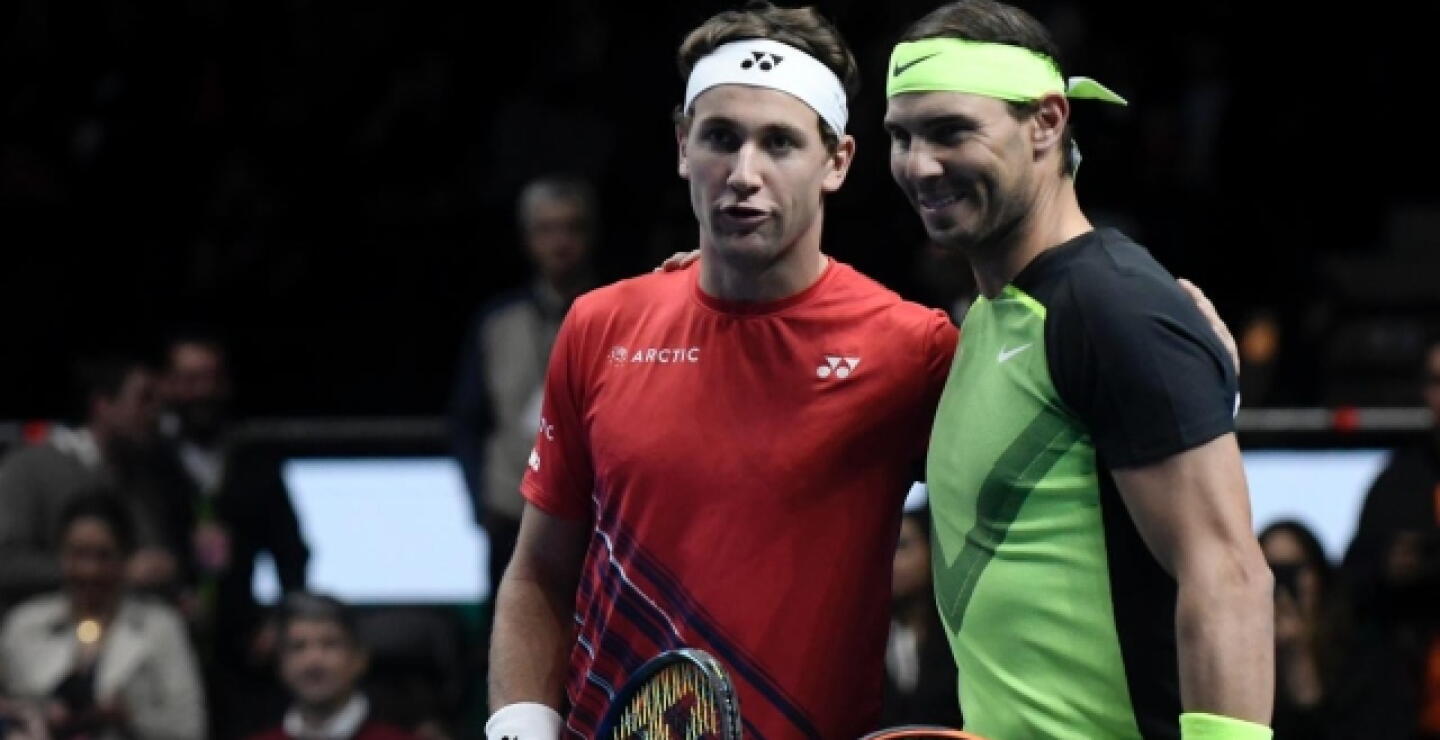 Casper Ruud y Rafael Nadal durante su partido de exhibición en la ciudad de Bogotá
