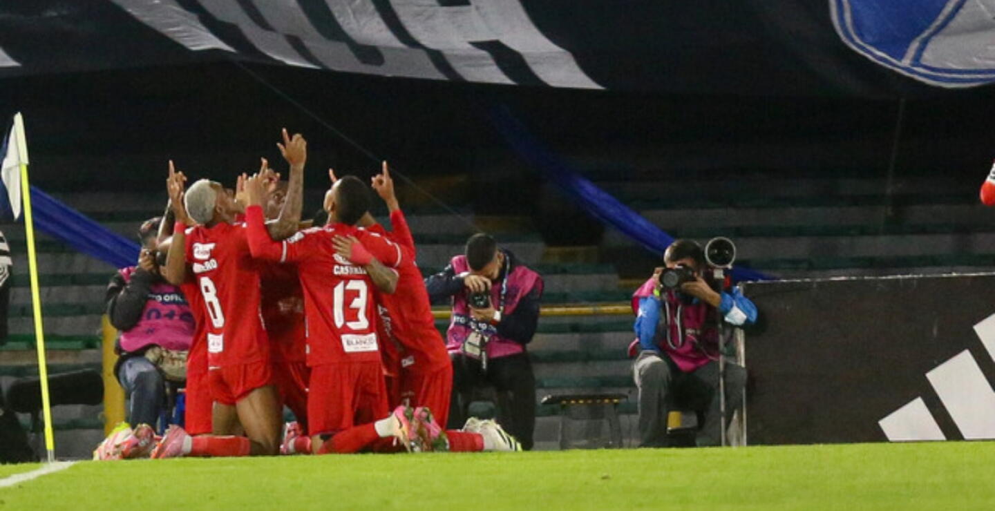 Jugadores del América festejan el gol que le marcaron a Millonarios en El Campín.