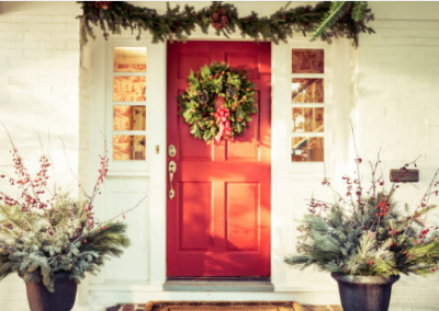 Decoración de puertas navideñas