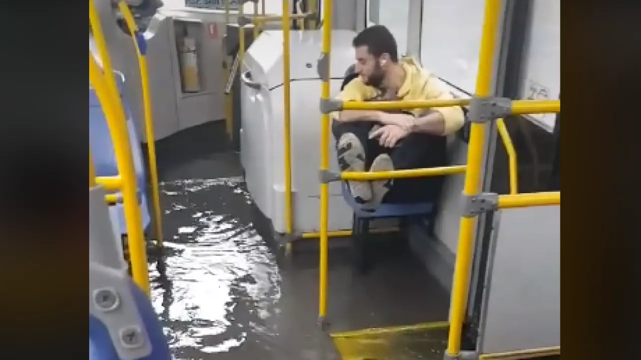 VIDEO: bus del SITP se inundó y lo compararon con el Titanic - LaKalle