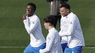Kylian Mbappé junto a sus compañeros del Real Madrid en una práctica en Valdebebas.