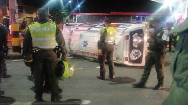 Ambulancia cargada con más de media tonelada de marihuana se volcó en plena vía