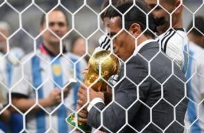 Salt Bae, besando la Copa del Mundo en el Mundial Qatar 2022 Salt Bae, besando la Copa del Mundo en el Mundial Qatar 2022
