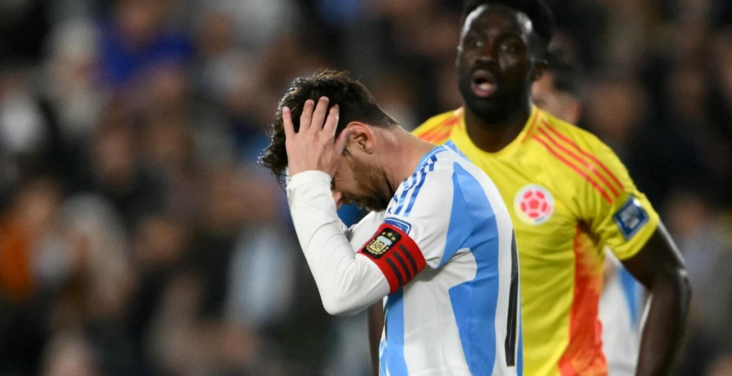 Lionel Messi en medio del partido entre Argentina y Colombia por las Eliminatorias. 