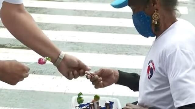 fila solidaria en Cali por doña Ana. fila solidaria en Cali por doña Ana.
