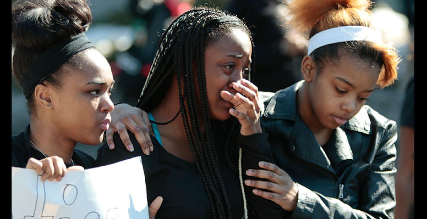 El joven recibió un disparo del agente Matt Kenny, con 12 años de experiencia en el cuerpo de policía, al que se le ha dado un permiso administrativo mientras la División de Investigación Criminal investiga el caso.