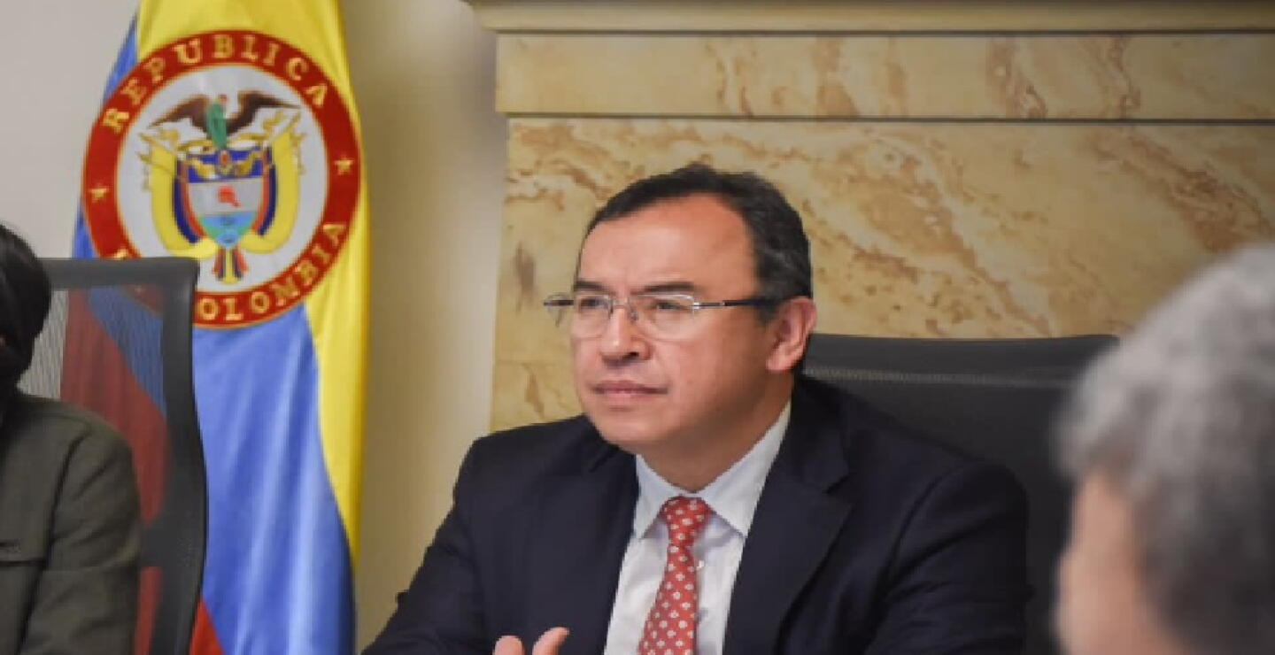 Cuestionan a mininterior tras afirmar que retención de policías en Caquetá fue un “cerco humanitario”