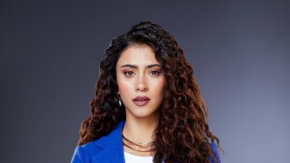 Juanita Molina es Laura Vélez en Romina Poderosa. Juanita Molina es Laura Vélez en Romina Poderosa.