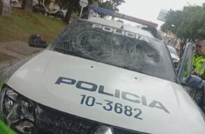Así quedó una de las patrullas atacadas por encapuchados frente a Universidad Nacional, en Bogotá