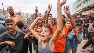 Niños celebran el acuerdo en Gaza.