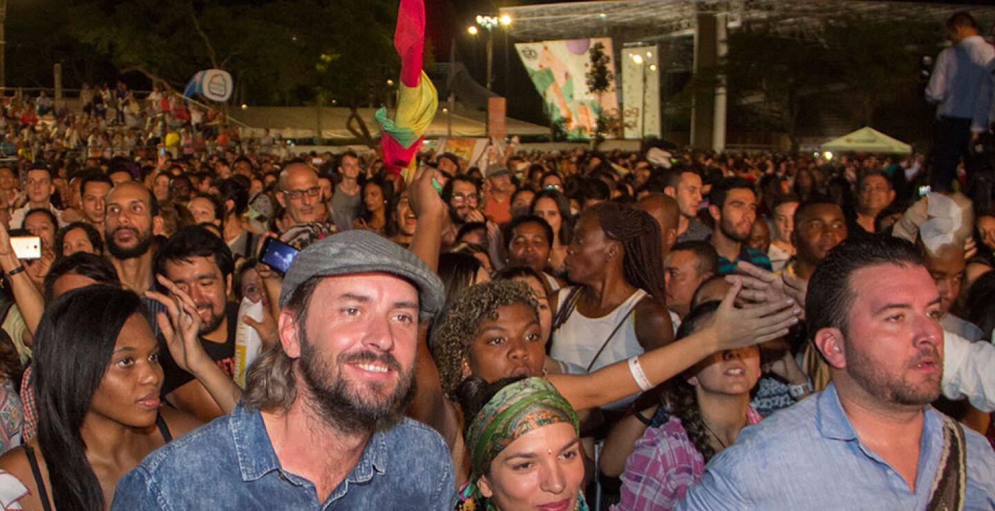 Caleños y extranjeros se abrazaron en torno a una fiesta acompañada de una comparsa con más de 50 bailarines y cargada de una herencia africana que ha sobrevivido tras generaciones. Caleños y extranjeros se abrazaron en torno a una fiesta acompañada de una comparsa con más de 50 bailarines y cargada de una herencia africana que ha sobrevivido tras generaciones.