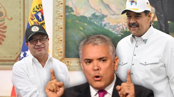 Iván Duque junto a una foto de Petro y Maduro. 