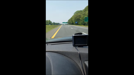 288094_Foto: Aterrizaje avión en vía pública / BLU Radio