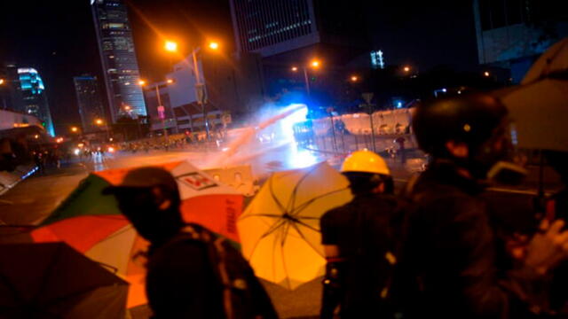 Cañones de agua y bombas molotov marcaron nuevas protestas en Hong Kong