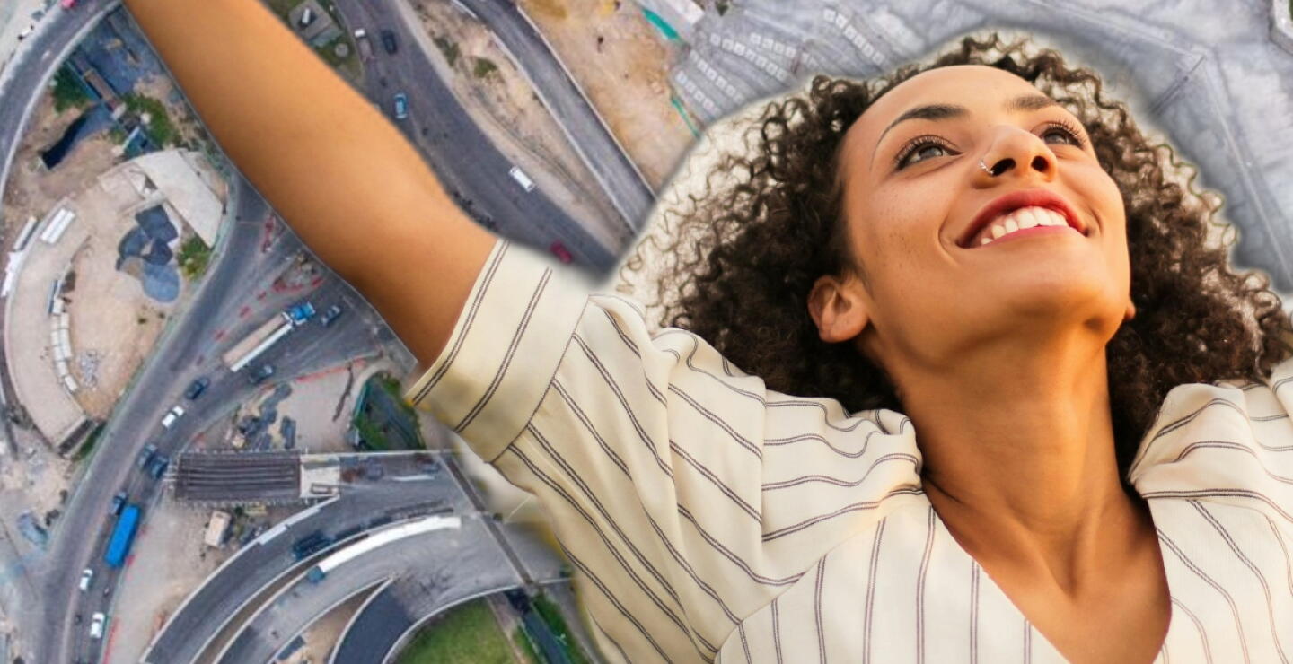 obra nueva en Bogotá junto a mujer celebrando
