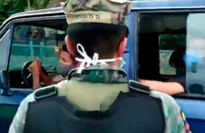 360276_Transportaban a fallecido en carro y quisieron hacerlo pasar como 'dormido' // Foto: captura video Twitter @lahistoriaec