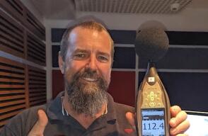 La magnitud del eructo es bastante impresionante, pues equivale a 112,4 decibeles. 