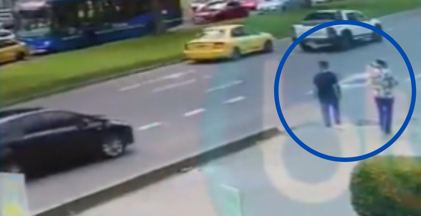 En Bogotá, el conductor de un vehículo atropelló a dos personas y se estrelló contra un edificio