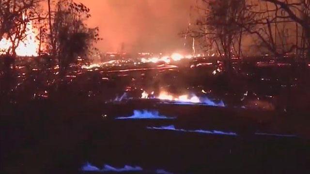 Impresionantes llamas azules emanan del volcán Kilauea en Hawái Impresionantes llamas azules emanan del volcán Kilauea en Hawái