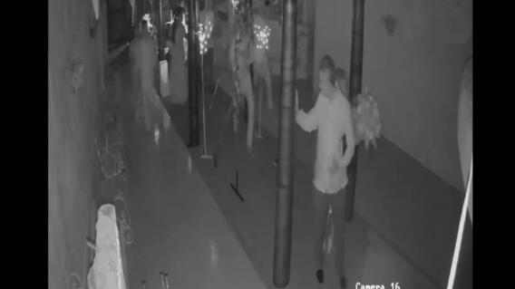 Exalcalde amenaza de muerte a propietaria de bar por no dejarlo seguir parrandeando: ¡Hay video!