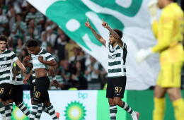 Luis Javier Suárez celebra su gol con Sporting Lisboa frente al Alverca.