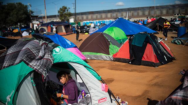 A los repletos campamentos para migrantes en Tijuana llegó otra oleada de caminantes A los repletos campamentos para migrantes en Tijuana llegó otra oleada de caminantes