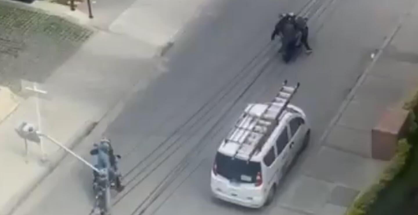 Intento de fleteo en Bogotá quedó grabado: bandidos en moto dispararon contra la víctima