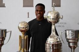 Jhon Arias posa con los títulos que ganó con Fluminense. 