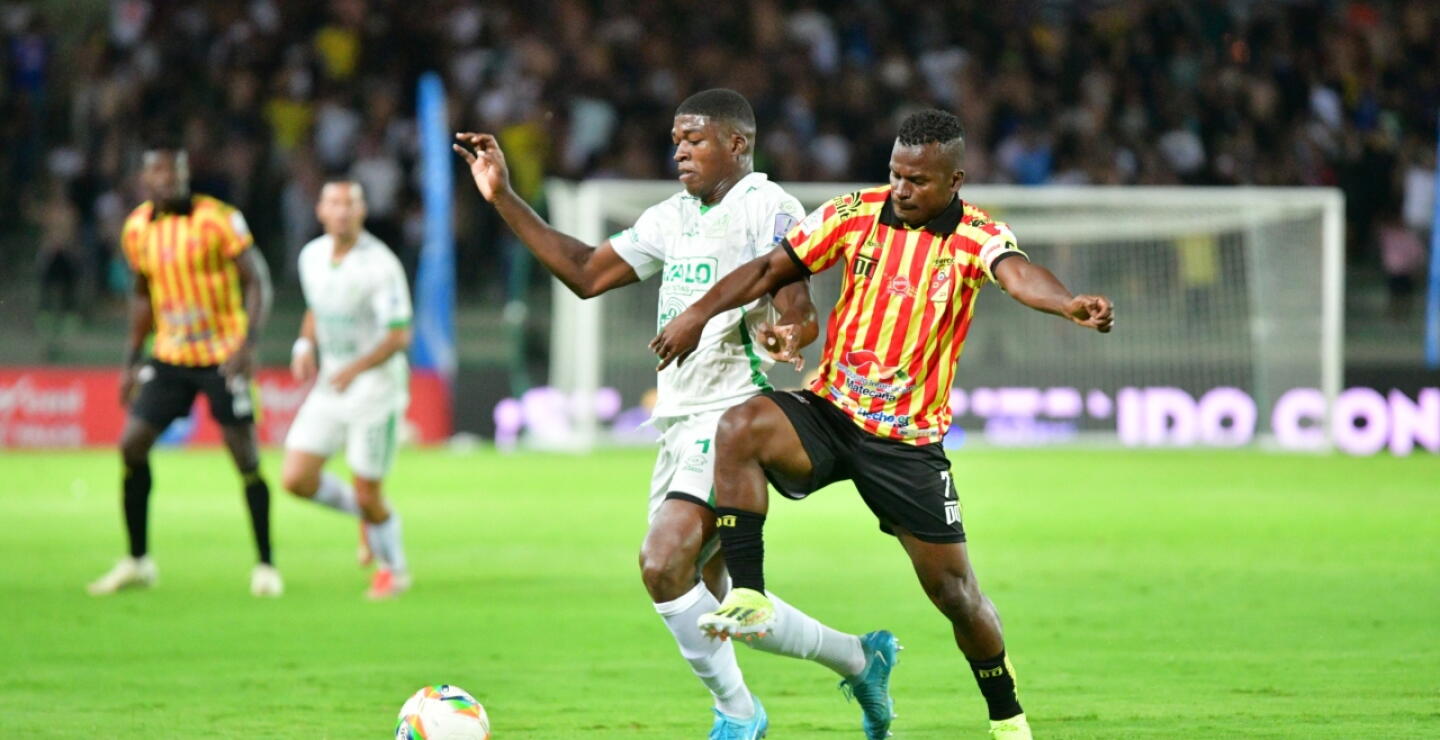 Carlos darwin Quintero (der.) en acción de juego con el Pereira en un partido de la Liga BetPlay II-2025.