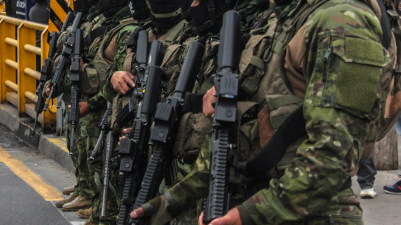 Militares con armas. Militares con armas.