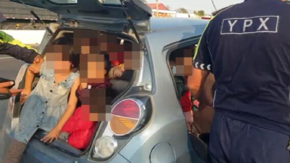 Maestra transportó a 25 niños dentro de un vehículo: tres de ellos iban en el baúl Maestra transportó a 25 niños dentro de un vehículo: tres de ellos iban en el baúl