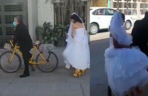 padre lleva en bicicleta a su hija vestida de novia para dejarla en el altar