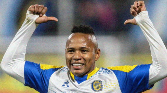 Jaminton Campaz celebra su gol con Rosario Central a Aldosivi.