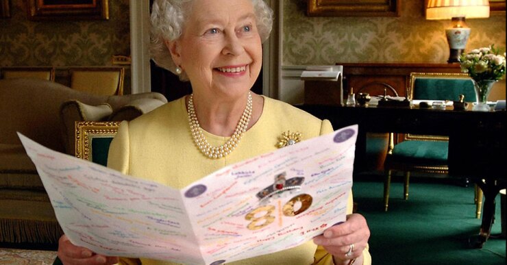 2006. Leyendo las tarjetas de cumpleaños que recibió con motivo de su cumpleaños número 80.