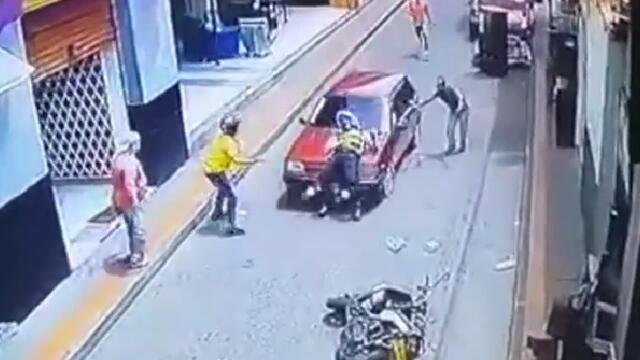 Arrolló a agente de tránsito, chocó a motociclista y pretendía seguir como si nada Arrolló a agente de tránsito, chocó a motociclista y pretendía seguir como si nada