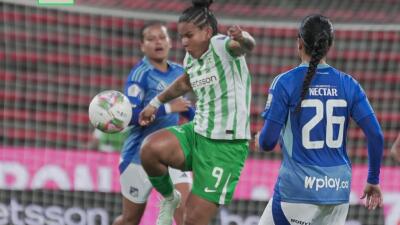 Acción de juego entre Nacional y Millonarios femenino por la Liga BetPlay femenina 2025.
