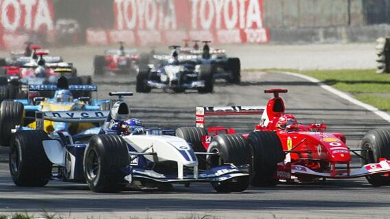 Juan Pablo Montoya y Michael Schumacher, en acción de carrera en la Fórmula 1 Juan Pablo Montoya y Michael Schumacher, en acción de carrera en la Fórmula 1