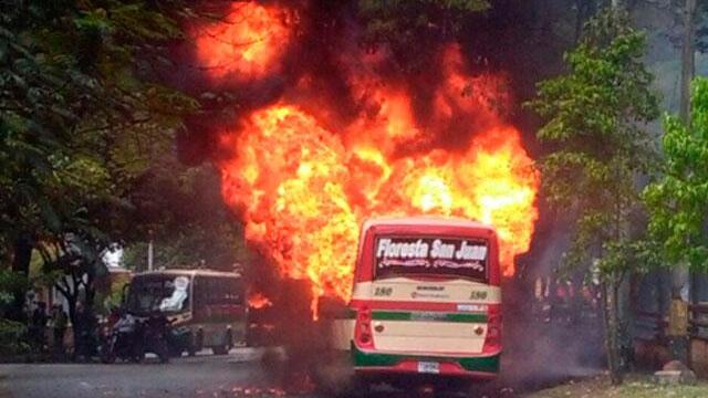 Vándalos incineran bus en el barrio Calasanz de Medellín Vándalos incineran bus en el barrio Calasanz de Medellín
