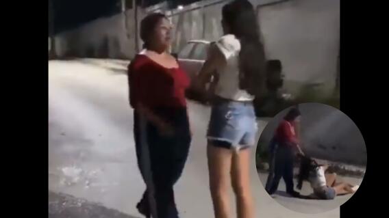 Madre golpea a su hija Madre golpea a su hija