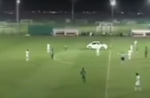 297162_Blu Radio / Carro en pleno campo de fútbol. Foto:Youtube