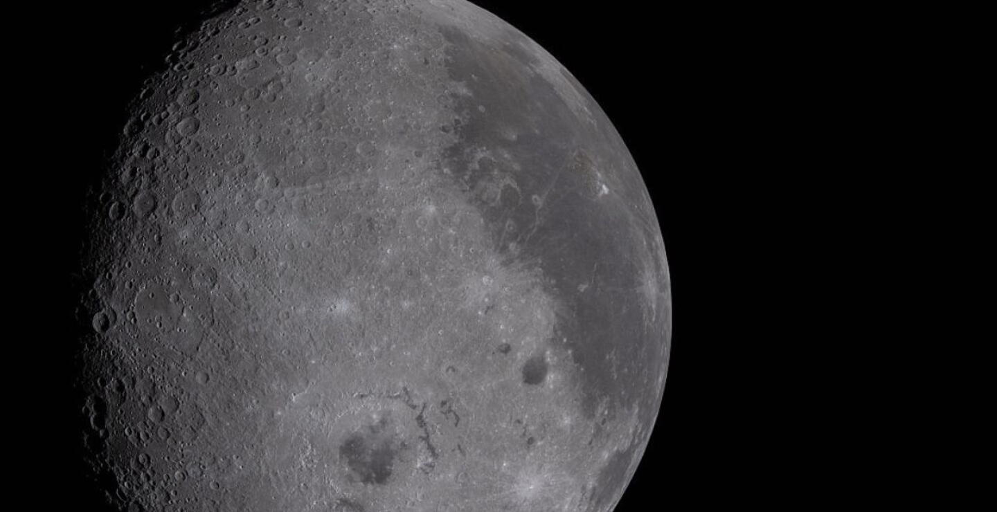 La NASA detecta en la Luna el cráter reciente más grande registrado en el sistema solar