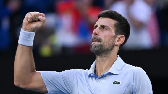 Novak Djokovic, tenista serbio y número uno del mundo, celebra su victoria en el Australian Open 2024 Novak Djokovic, tenista serbio y número uno del mundo, celebra su victoria en el Australian Open 2024