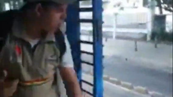 333432_Blu Radio/ Guía de Transmetro que lanzó a un evasor a la vía. Foto: Tomada de video