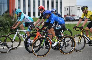 Daniel Felipe Martínez en la etapa 3 del Giro de Italia 2024, con la camiseta azul de la montaña.  Daniel Felipe Martínez en la etapa 3 del Giro de Italia 2024, con la camiseta azul de la montaña.