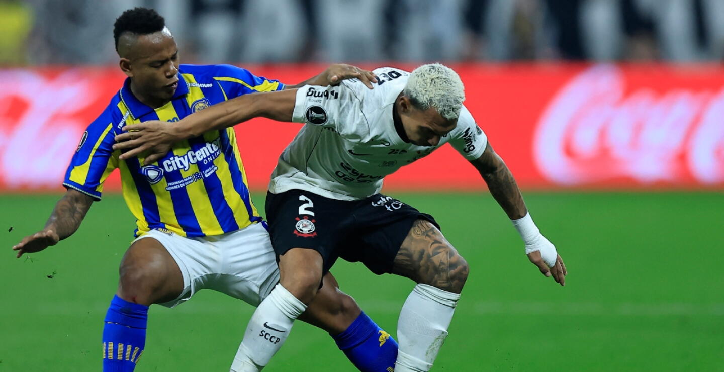 Jaminton Campaz en acción de juego entre Corinthians y Rosario Central por la Copa Libertadores. 