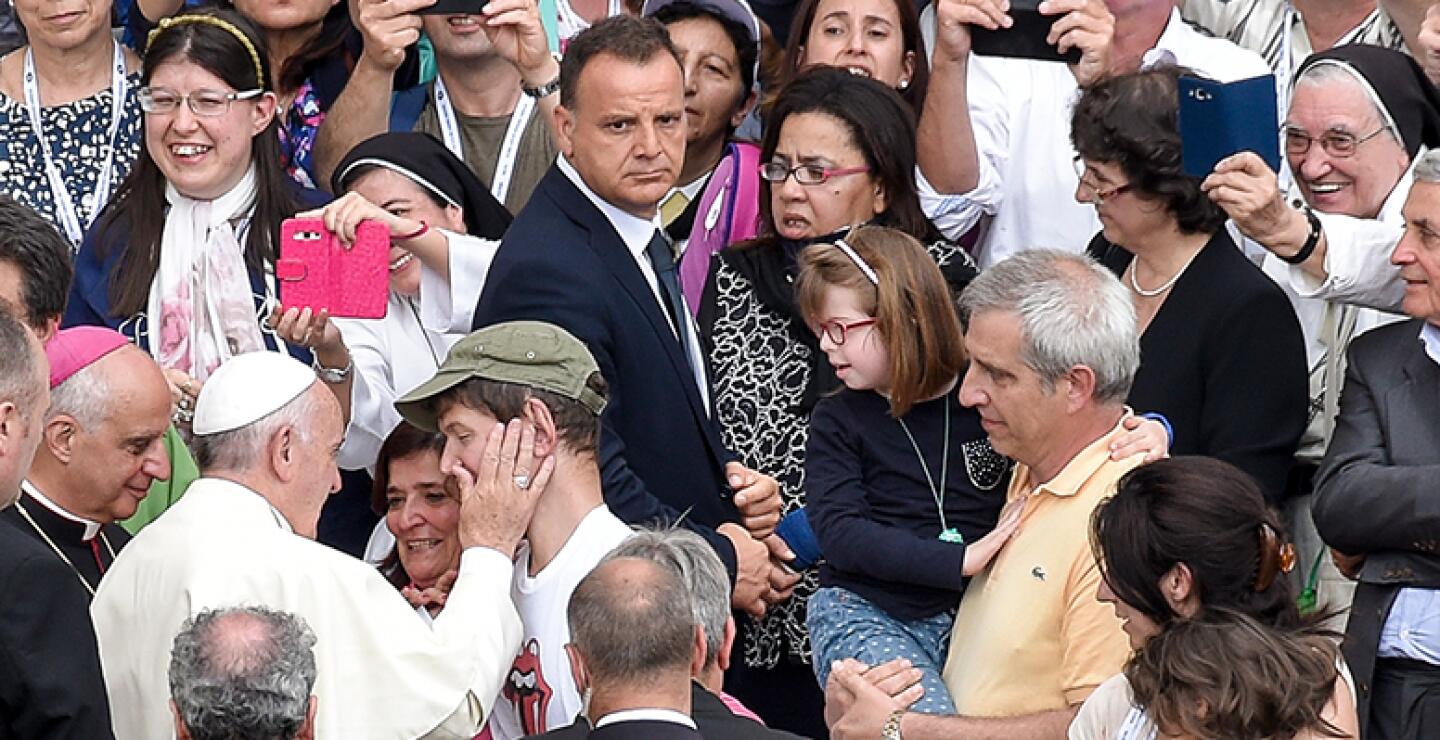 "En esta época en la que el cuidado del cuerpo se ha convertido en un mito de masas y por tanto en un negocio, lo que es imperfecto debe ser ocultado, porque va en contra de la felicidad y de la tranquilidad de los privilegiados y pone en crisis el modelo