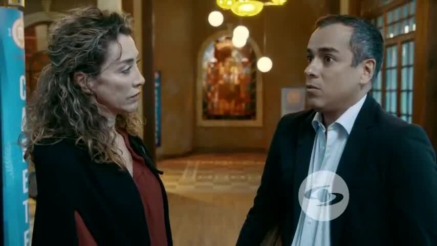 Esther le revela a Mario que se acaba de separar de Octavio