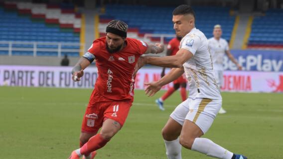 Duván Vergara, figura de América de Cali, contra Carlos Sierra, volante de Llaneros, en la Liga BetPlay I-2025 Duván Vergara, figura de América de Cali, contra Carlos Sierra, volante de Llaneros, en la Liga BetPlay I-2025