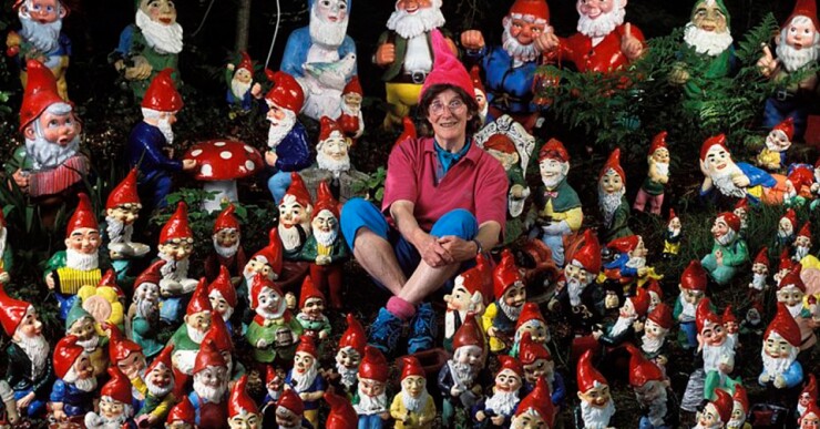 La artista Devon Ann Atkin, de 78 años, tiene la asombrosa cifra de 2.042 gnomos en su jardín.
