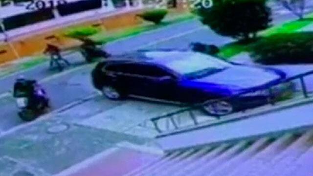 En video: conductor de camioneta se salvó de que ladrones en moto le robaran el vehículo